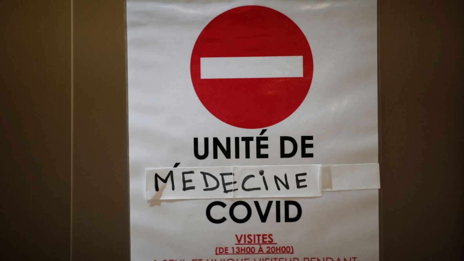 Un letrero que dice "Unidad de medicina COVID" en la puerta de la Unidad de Cuidados Intensivos (UCI) de la clínica Ambroise Pare en Neuilly-sur-Seine, cerca de París, Francia.