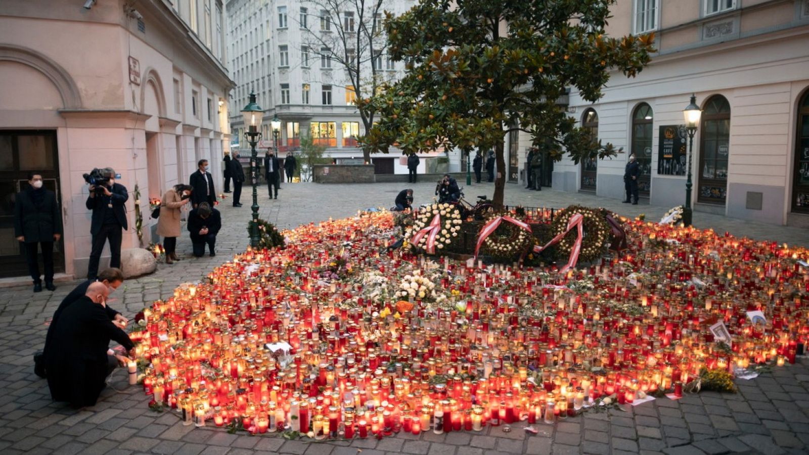 El presidente del Consejo Europeo, Charles Michel, visita el homenaje a las víctimas del atentado de Viena