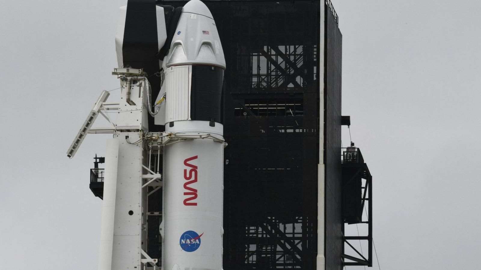 Imagen del 13 de noviembre de 2020 del cohete SpaceX Falcon 9 y la cápsula Crew Dragon en la plataforma de lanzamiento en Cabo Cañaveral, Florida.