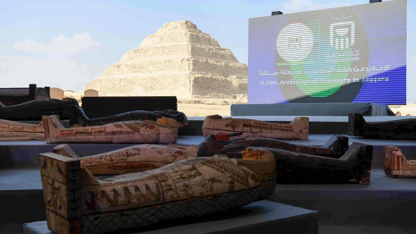 Imagen de los sarcófagos con la pirámide escalonada de Zoser de la nécropolis de Sakkara (Egipto) de fondo.