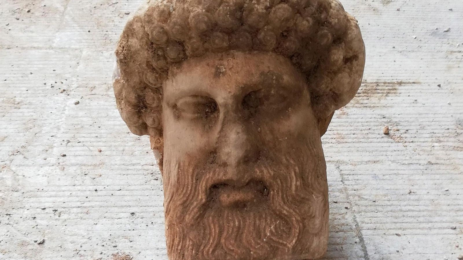 Vista de la cabeza del dios Hermes, que apareció en pleno centro de Atenas durante los trabajos de renovación del alcantarillado