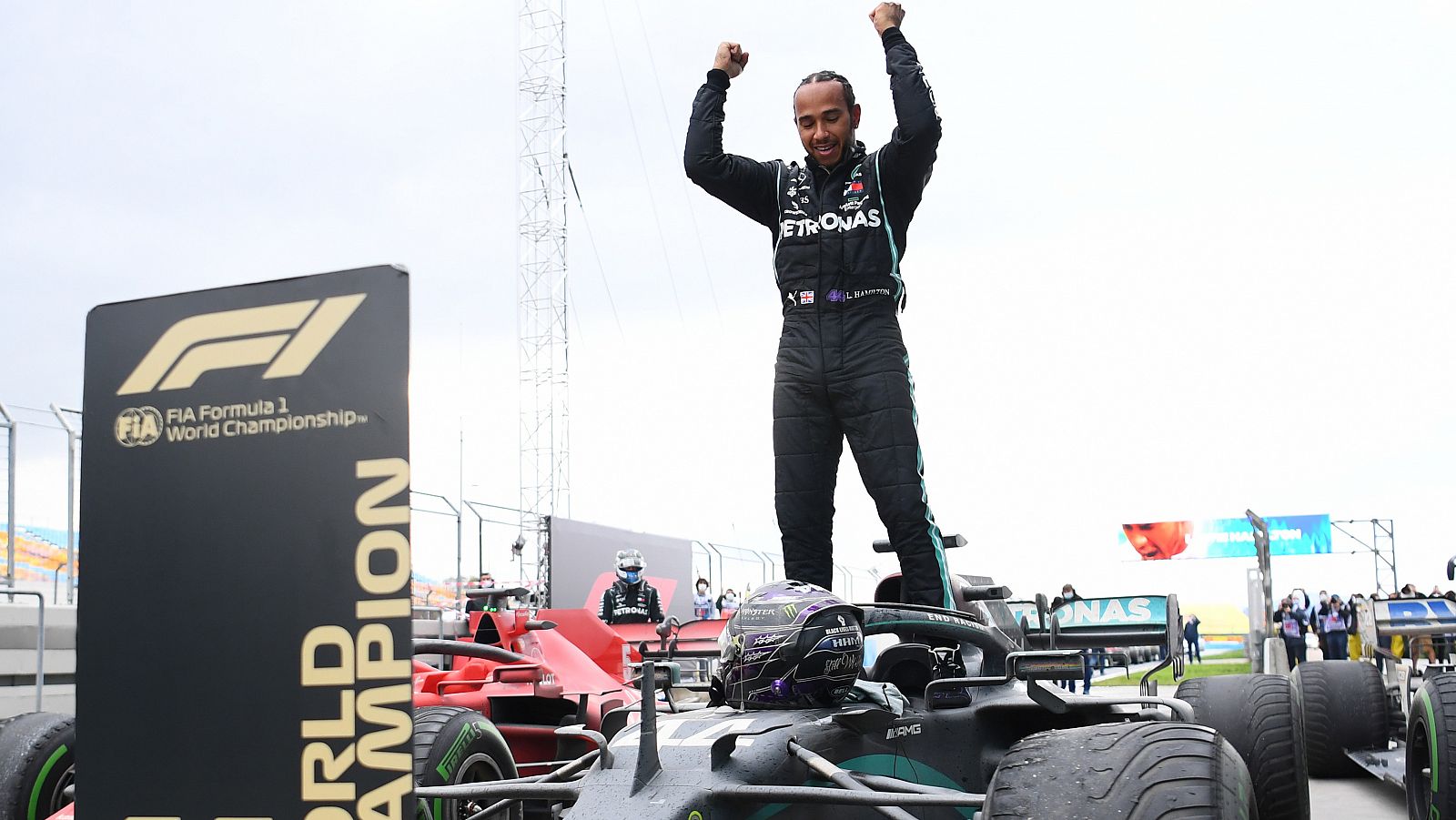 Lewis Hamilton celebra su victoria en Turquía que le ha dado el Mundial de F1.