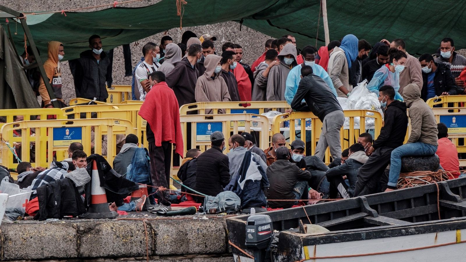 Migrantes en el puerto de Arguineguín