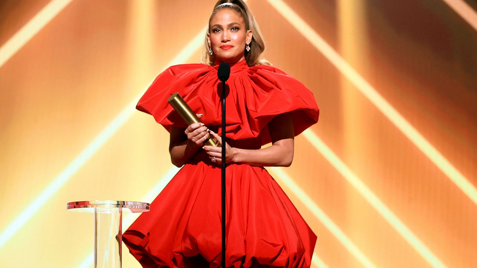 Jennifer López recoge su premio como icono en los People's Choice