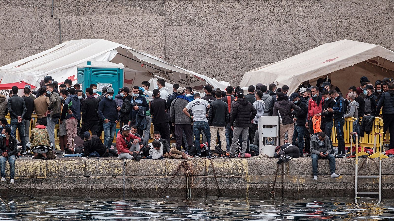 Inmigrantes se agolpan en el puerto de Arguineguín, en la isla de Gran Canaria. 