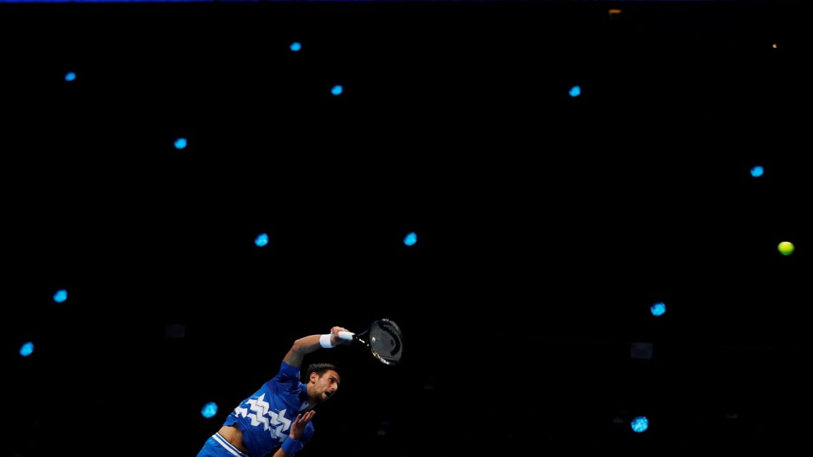 Imagen del tenista serbio Novak Djokovic ante Diego Schwartzman en el O2 de Londres.