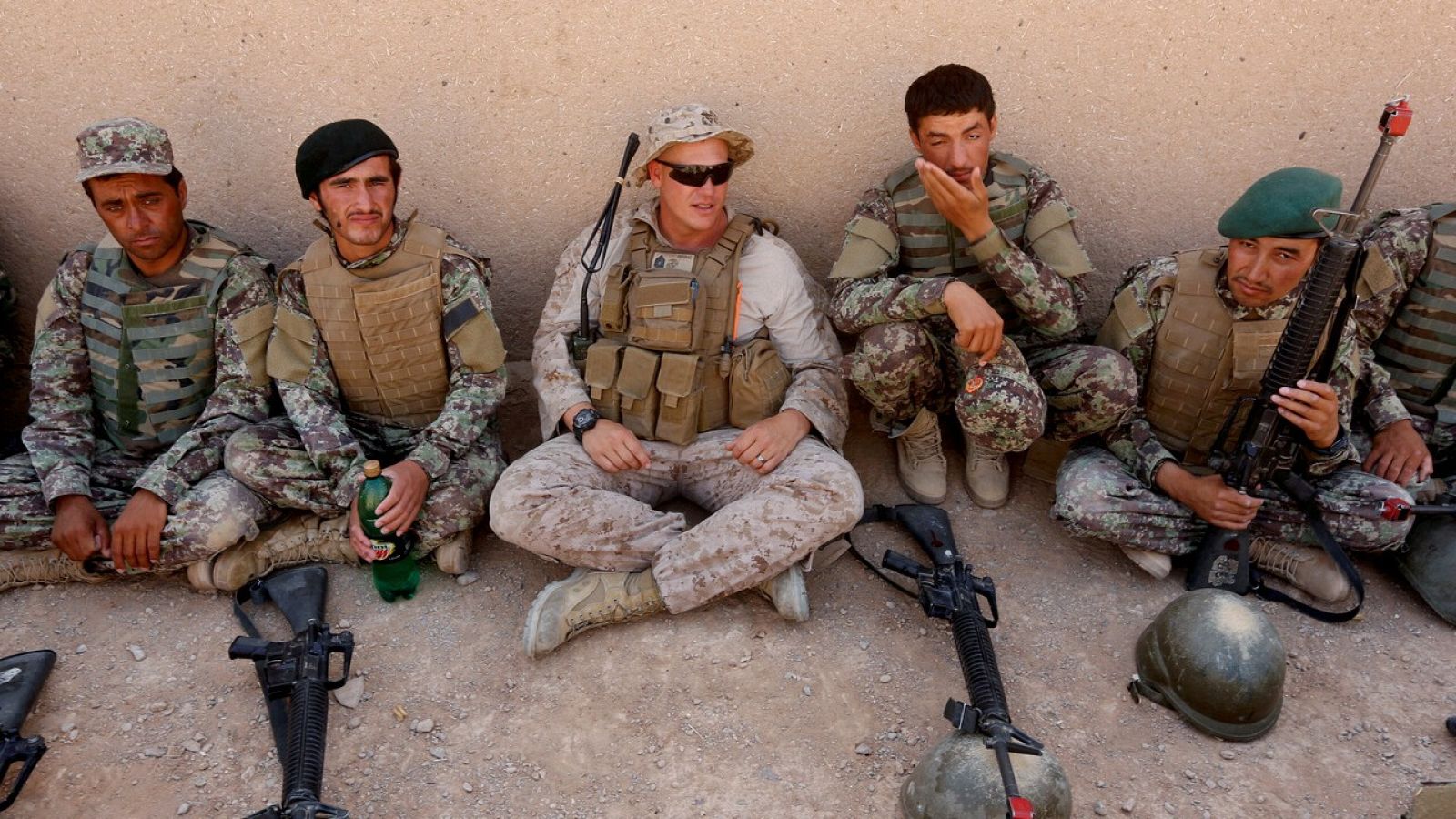 Un marine de EE. UU. (c) con soldados del Ejército Nacional Afgano