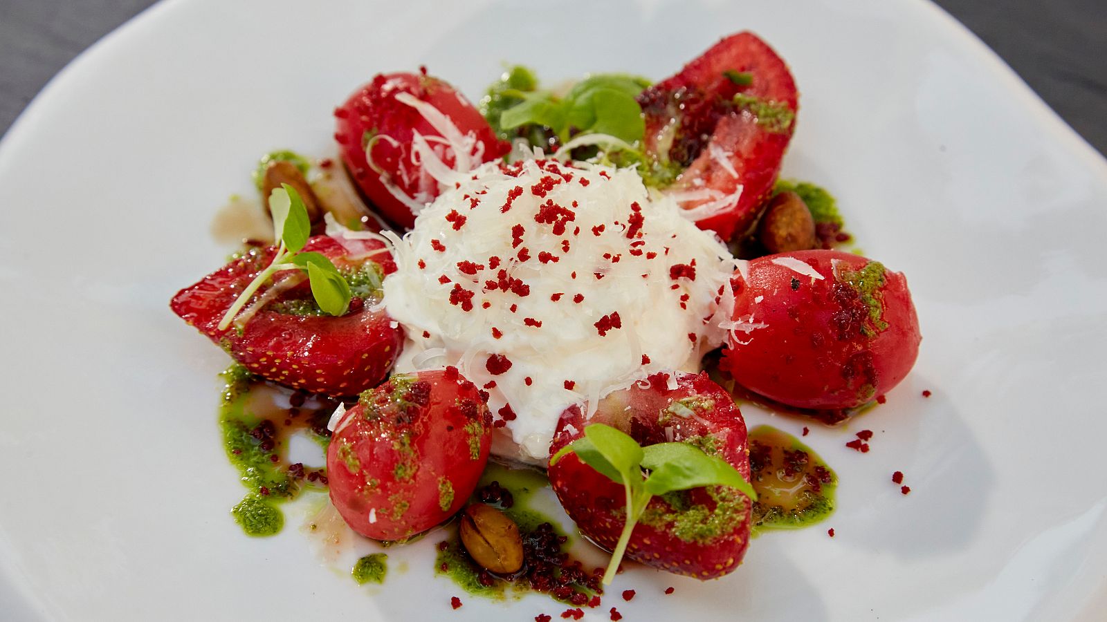 Ensalalada de tomate y fresas con espuma de queso fresco y pistachos