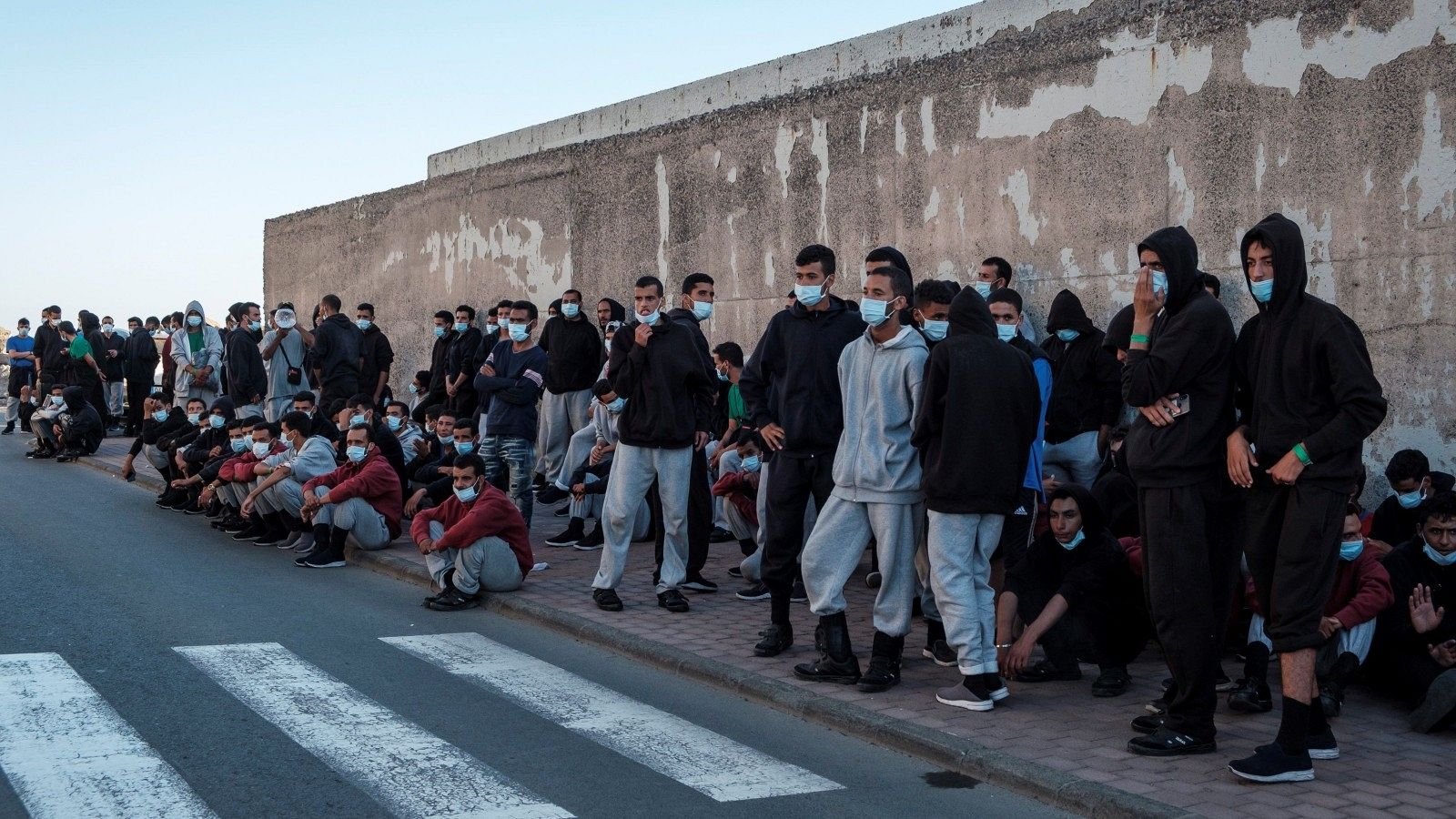 Entre 200 y 250 inmigrantes marroquíes que se encontraban en el muelle de Arguineguín han sido conducidos por la Policía fuera del campamento de la Cruz Roja.