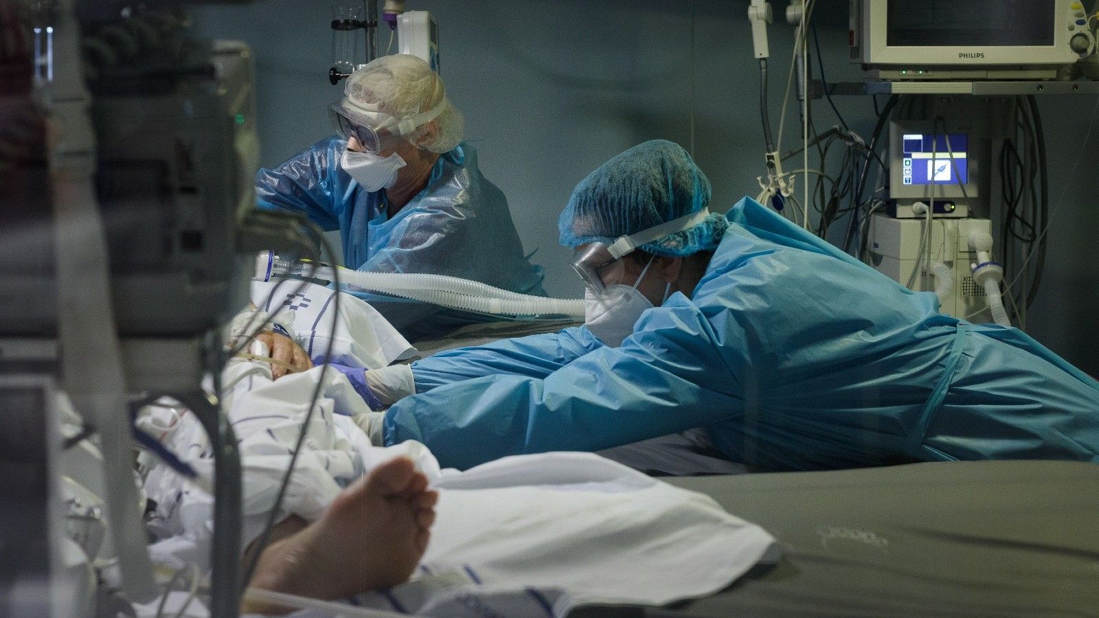 Sanitarios atiende a un paciente con covid-19 en la UCI de el Hospital Universitario Nuestra Señora de La Candelaria, en Santa Cruz de Tenerife.