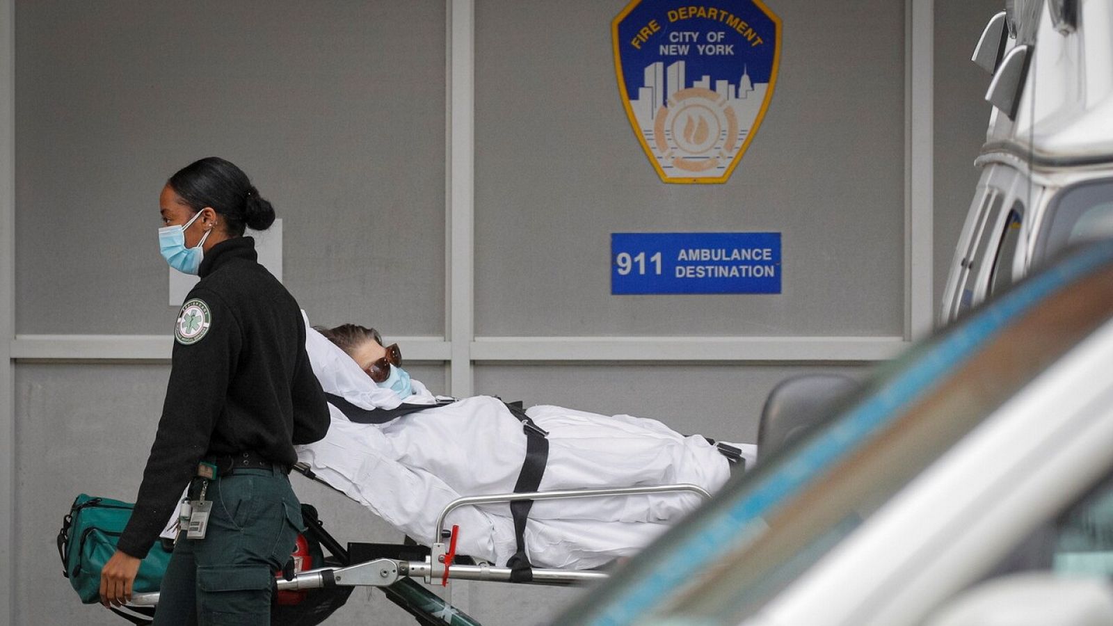 Un paciente de COVID-19 llega al Maimonides Medical Center, en Nueva York