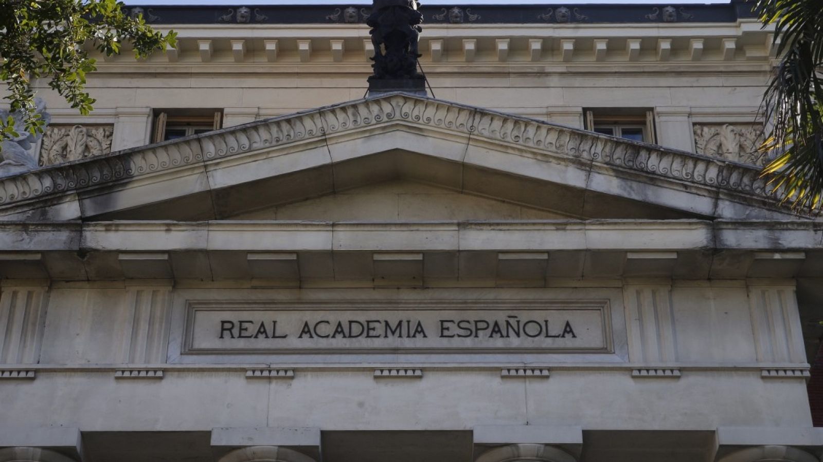 Una parte de la fachada de la sede de la Real Academia de la Lengua en Madrid.