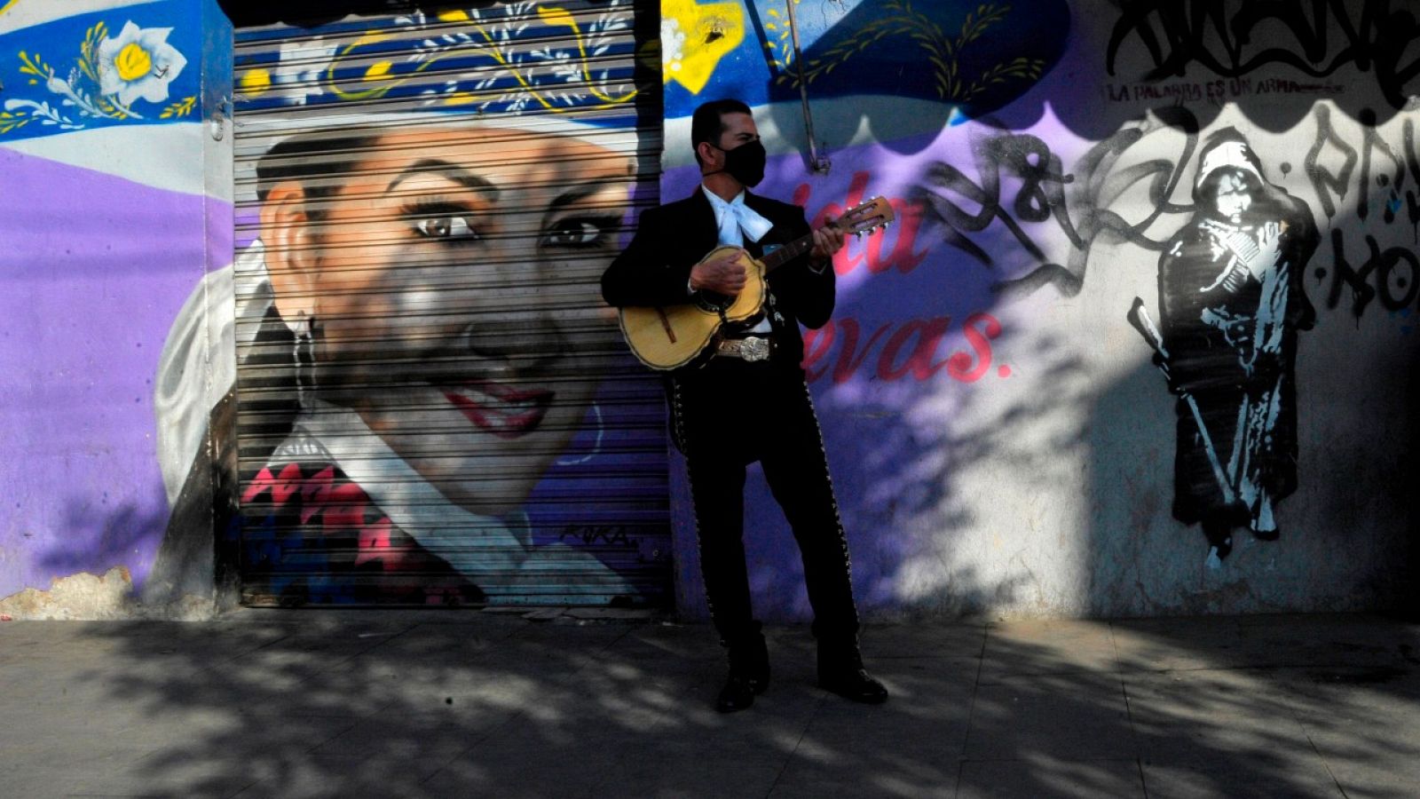 Un mariachi con mascarilla esperando a clientes para cantar en una calle de Ciudad de México.