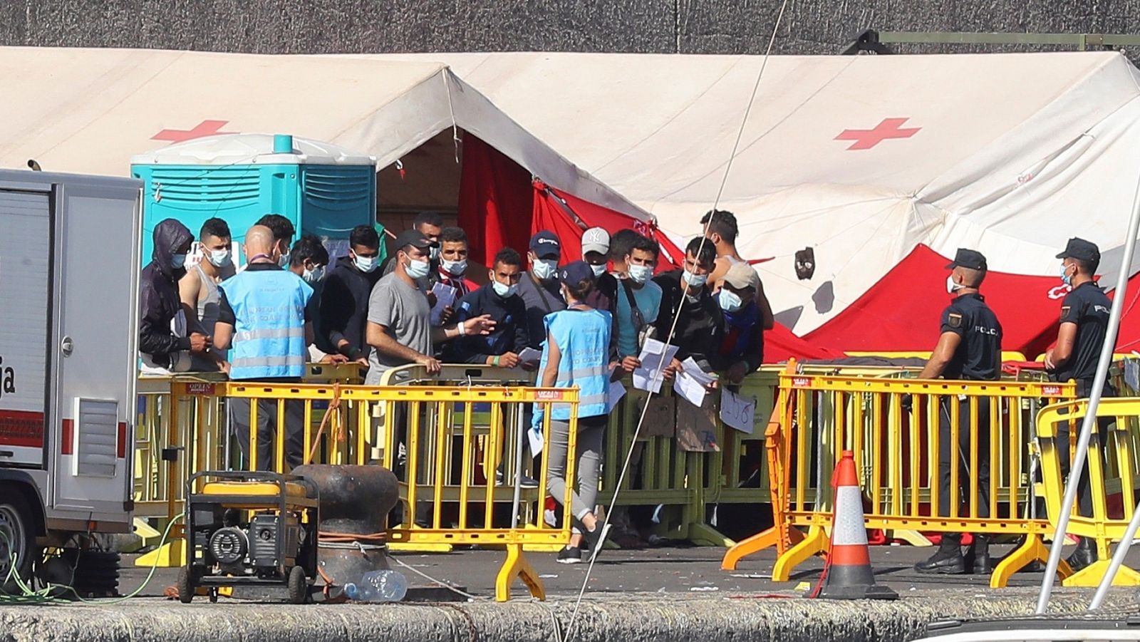 Inmigrantes en el muelle de Arguineguín en Gran Canaria Inmigrantes en el muelle de Arguineguín en Gran Canaria