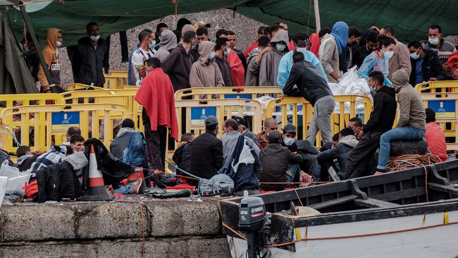 El muelle de Arguineguín (Gran Canaria), donde se hacinan cientos de migrantes llegados a las islas.