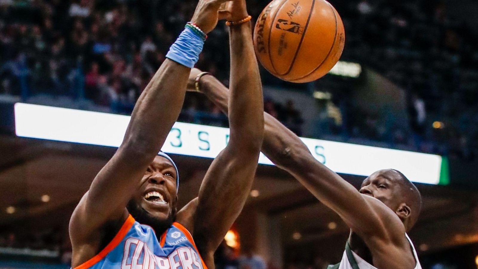 El jugador Montrezl Harrell (i) de Los Ángeles Clippers, durante un partido de la NBA ante los Bucks.