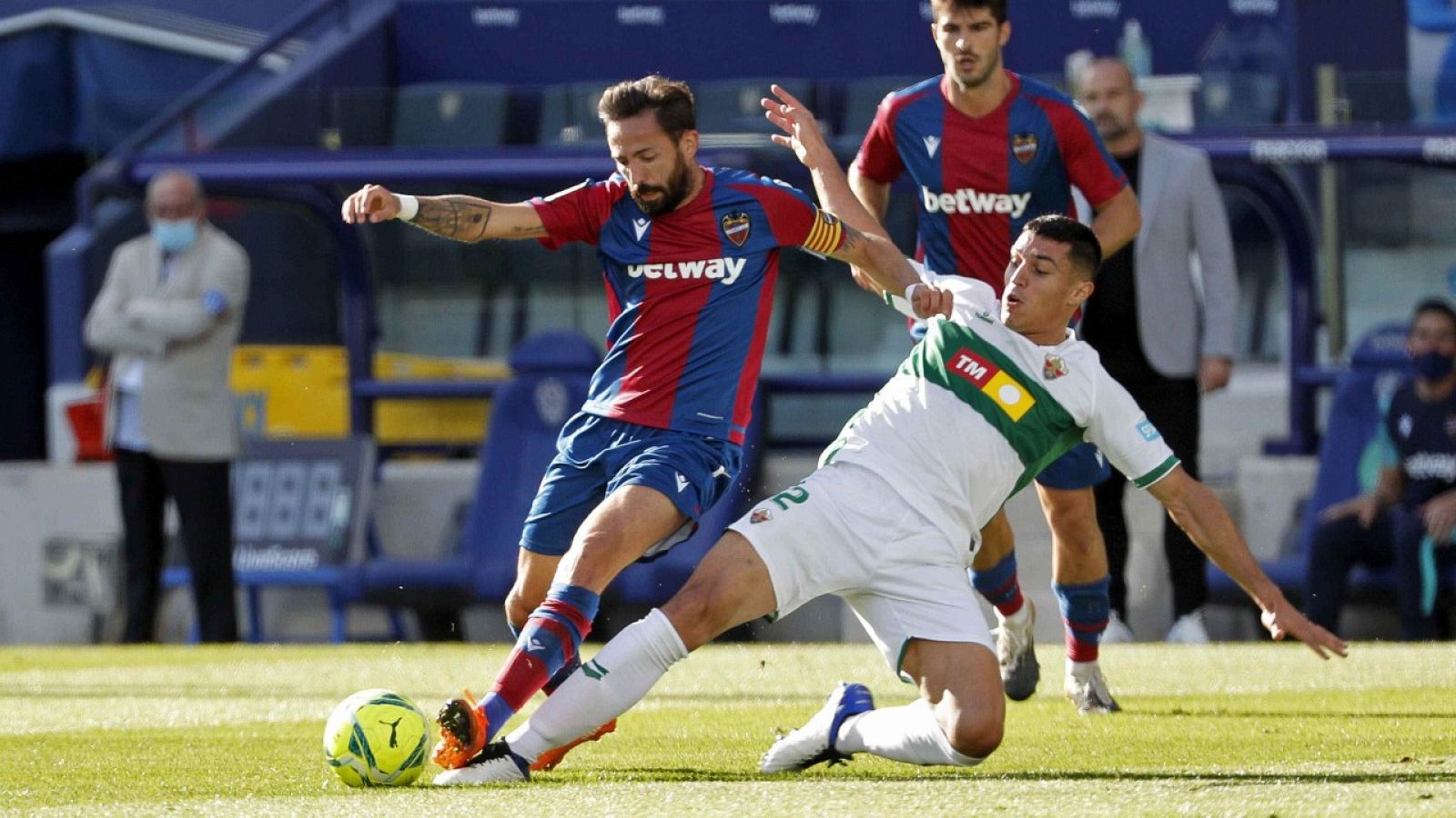 El jugador del Levante UD, Morales (i), disputa un balón con el jugador del Elche CF, Diego González.