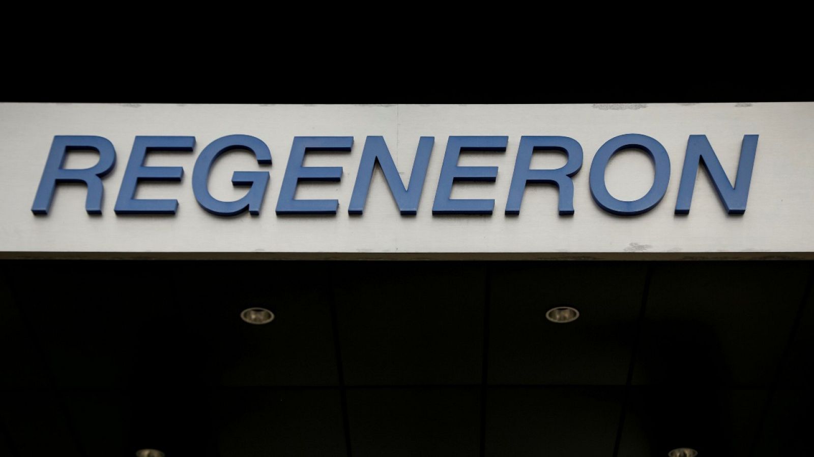 Logotipo de la compañía de biotecnología estadounidense Regeneron en su sede enTarrytown, Nueva York.