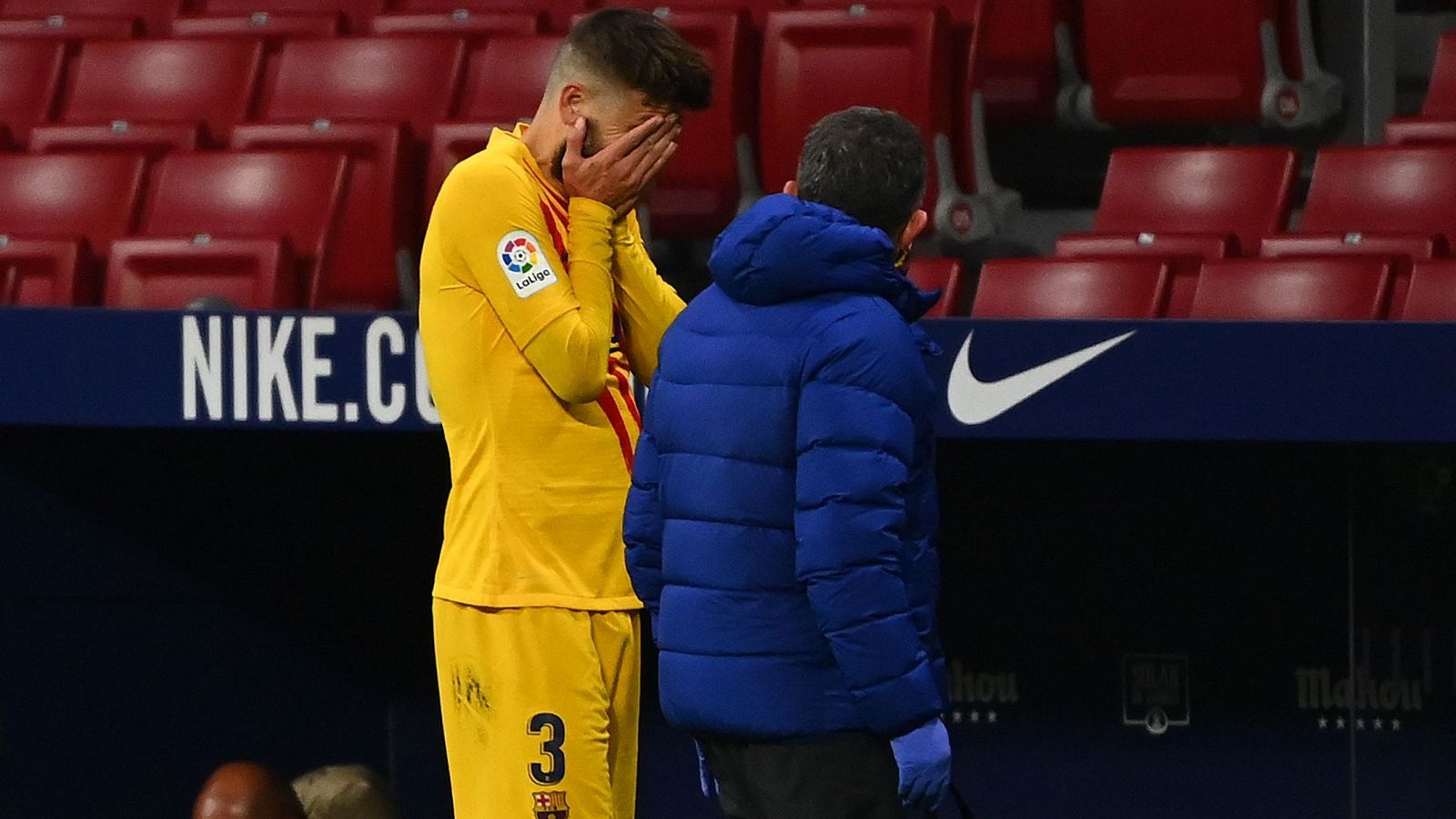  Gerard Piqué, jugador del FC Barcelona, se retira llorando tras sufrir una lesión en su rodilla durante el encuentro ante el Atlético de Madrid
