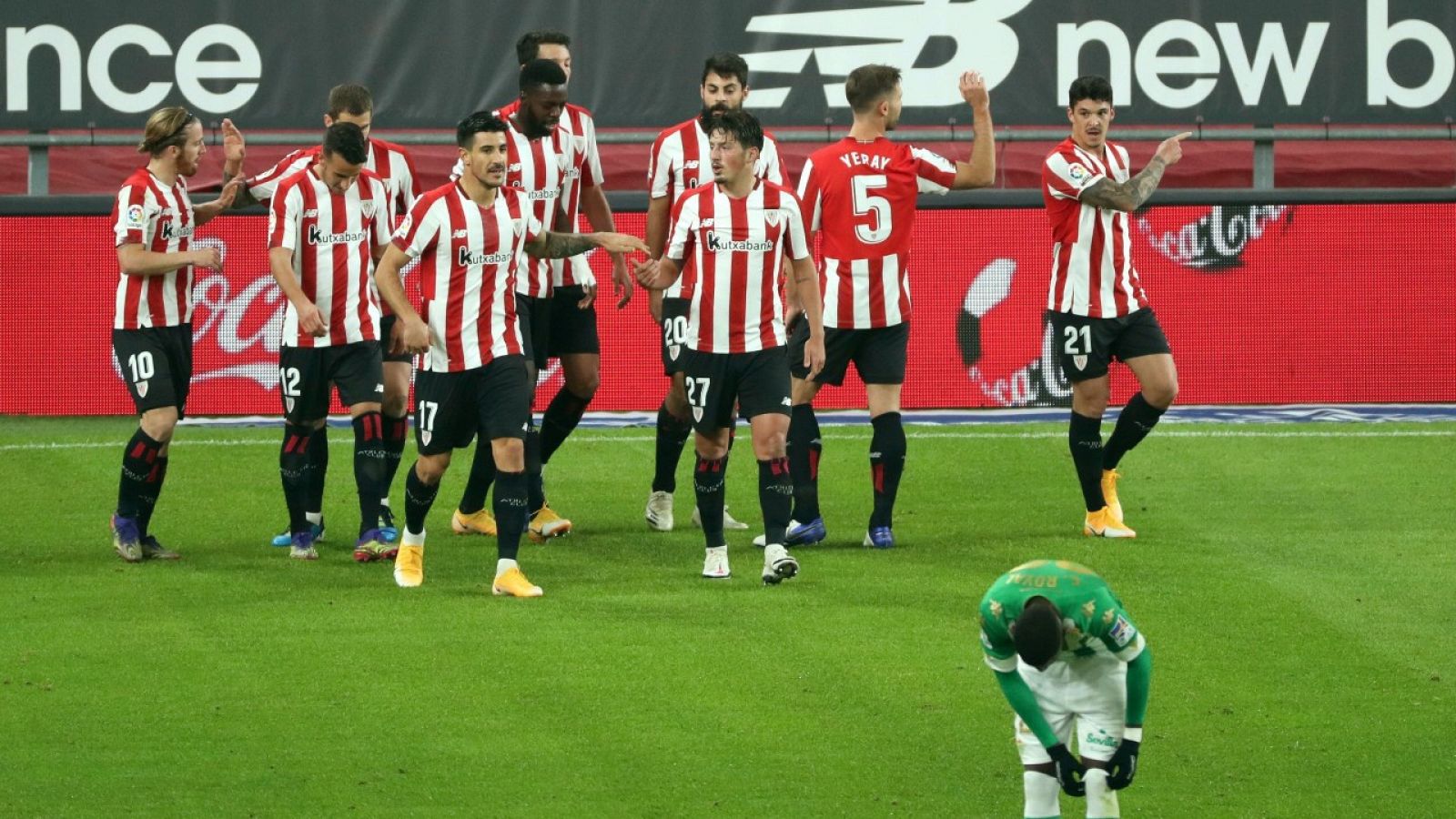El defensa del Athletic de Bilbao Ander Capa (d) celebra el segundo gol ante el Real Betis.