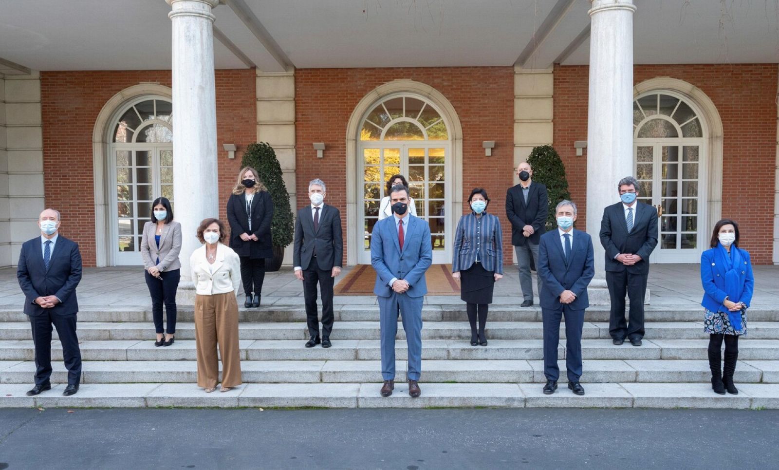 El presidente del Gobierno, Pedro Sánchez, posa este martes junto a todos los asistentes a la reunión del Patronato de la Fundación Centro para la Memoria de las Víctimas del Terrorismo.