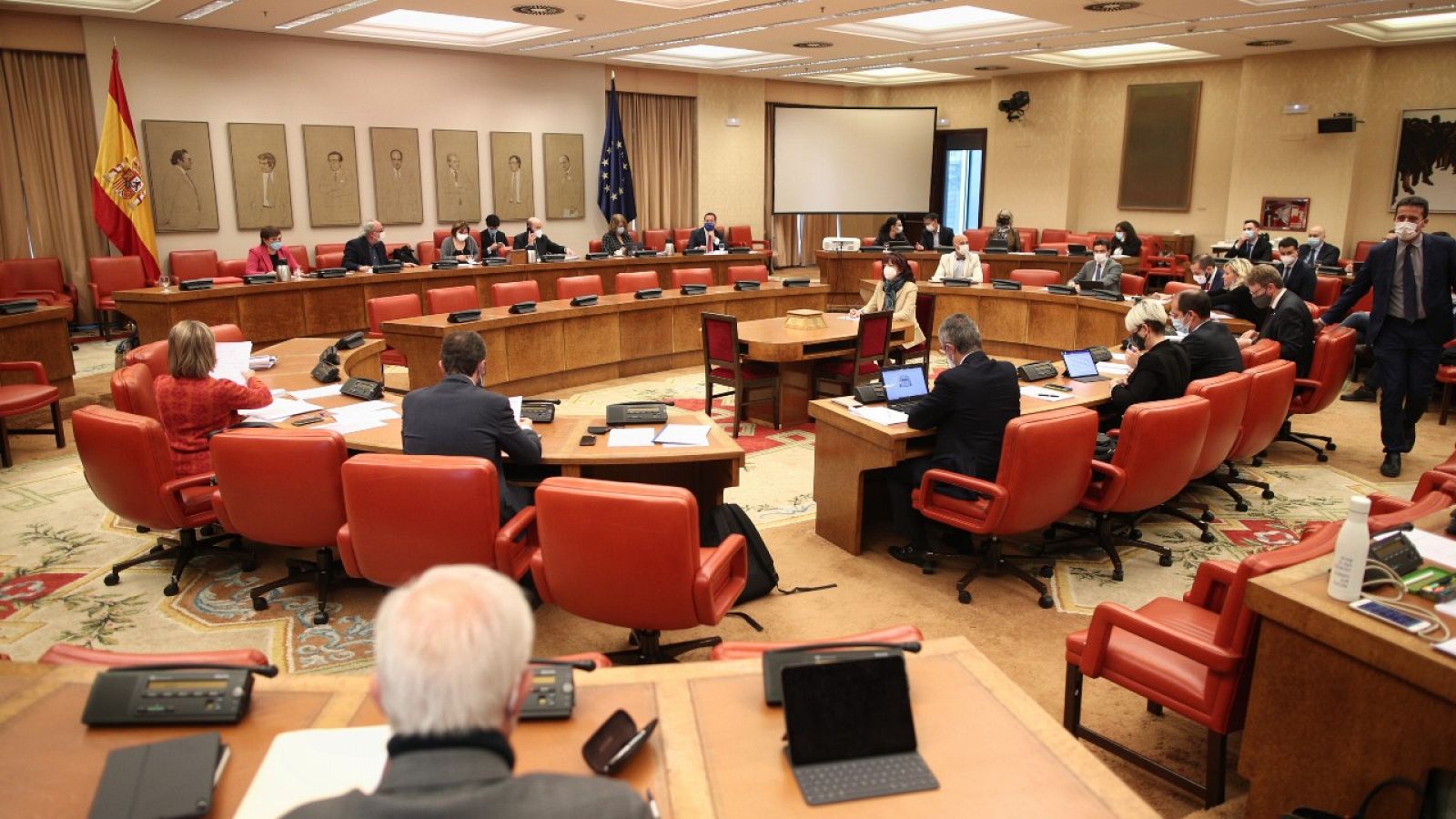 Vista general de la mesa con los asistentes a la Comisión de Presupuestos