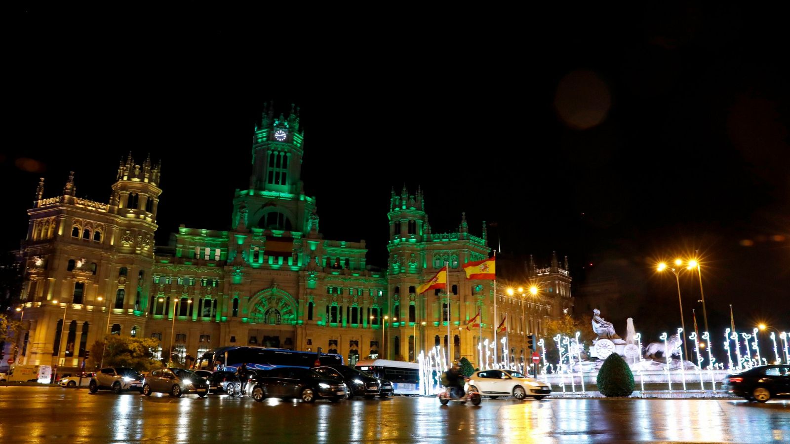 Vista del Palacio de Cibeles de Madrid, con una de las decoraciones luminosas de Navidad
