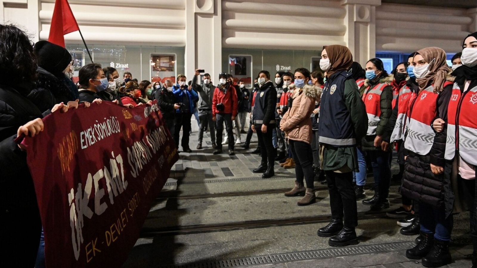 Los agentes de policía bloquean la calle durante una manifestación contra la Violencia machista en Estambul