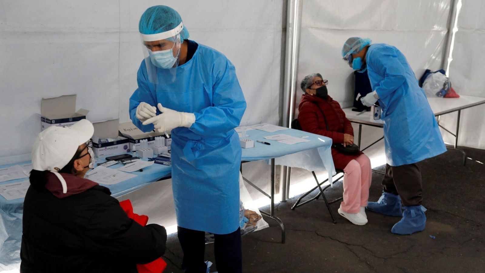 Profesionales sanitarios realizan test de coronavirus en México DC.