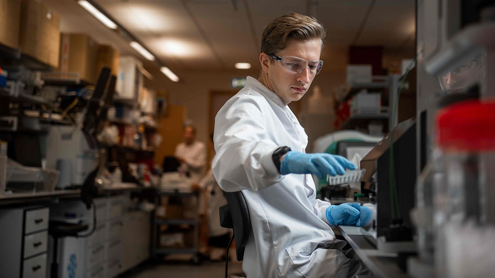 Un científico trabaja en el Instituto Jenner de Oxford, donde se ha desarrollado la vacuna.