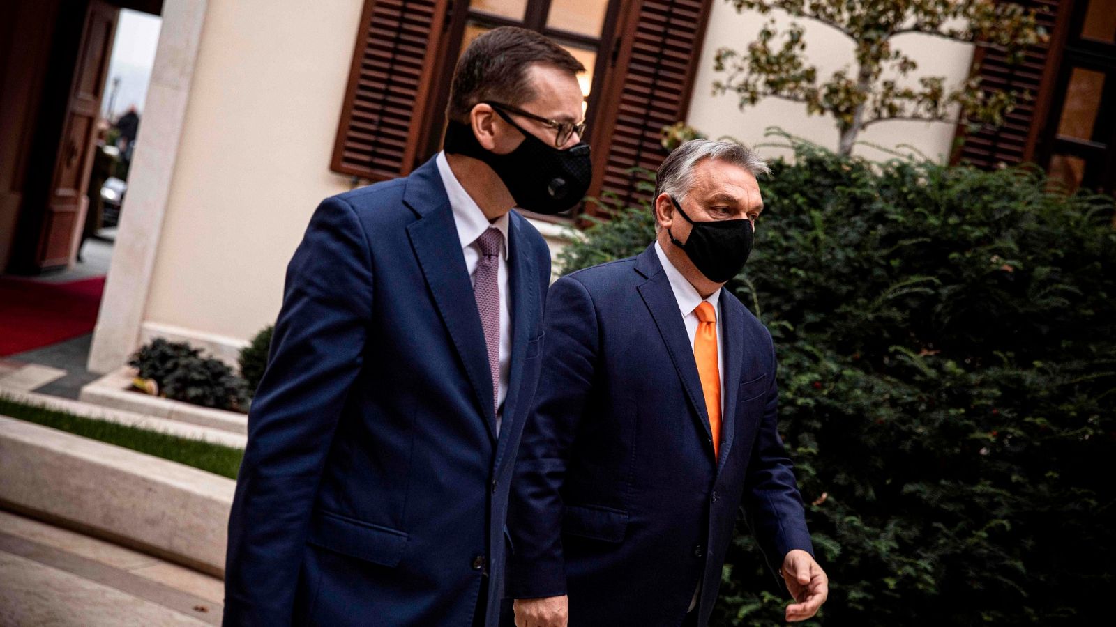 El primer ministro polaco, Mateusz Morawieck, y su homólogo húngaro, Viktor Orbán, este jueves en Budapest
