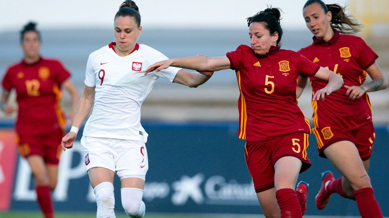 La española Ivana Andrés Sanz (2d) disputa un balón frente a la polaca Ewa Pajor (i) durante un encuentro entre las selecciones de España y Polonia durante la Copa Algarve femenina en 2019