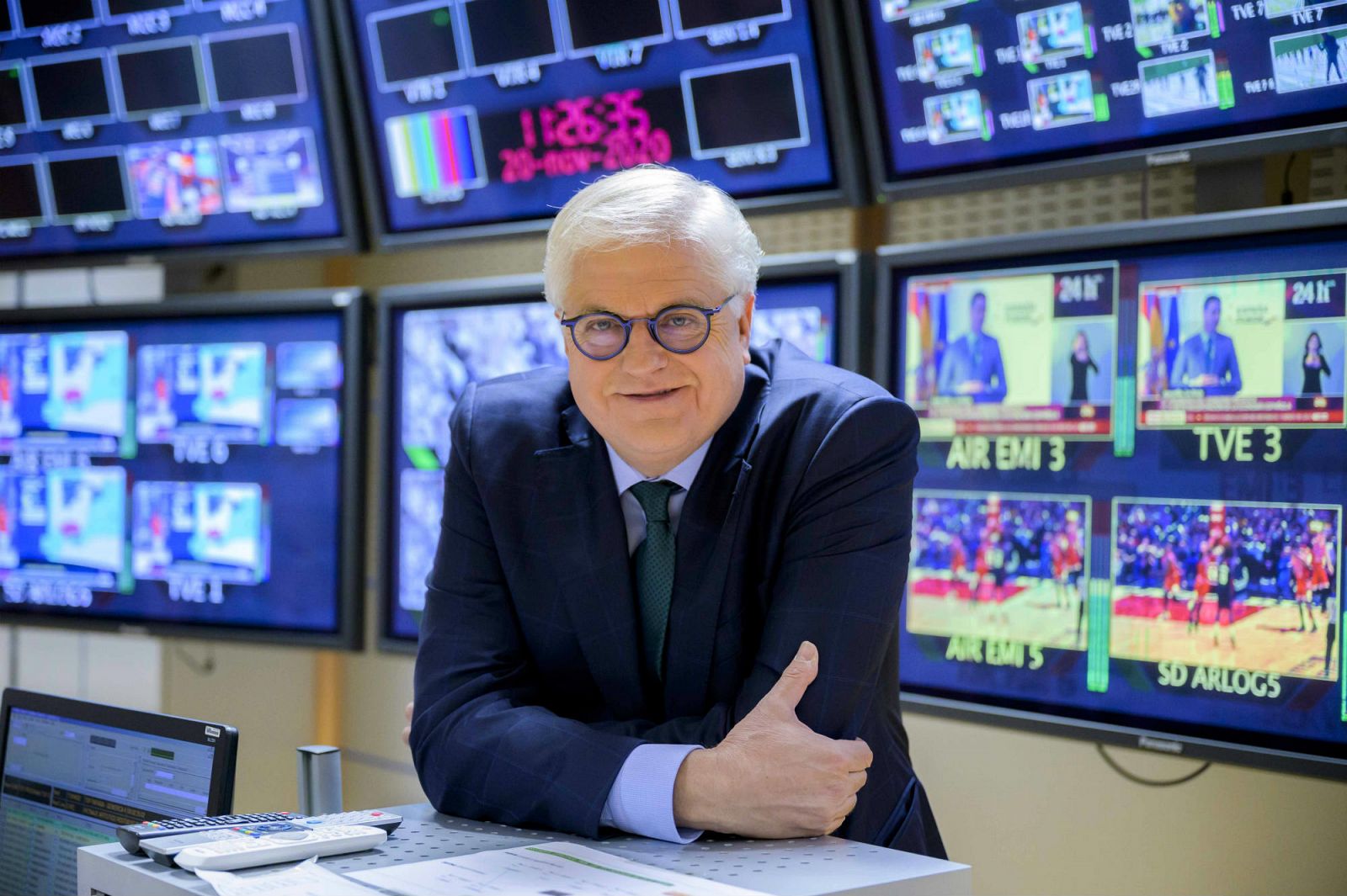 Lluís Falgàs rodejat de monitors al control d'emissións de RTVE Catalunya