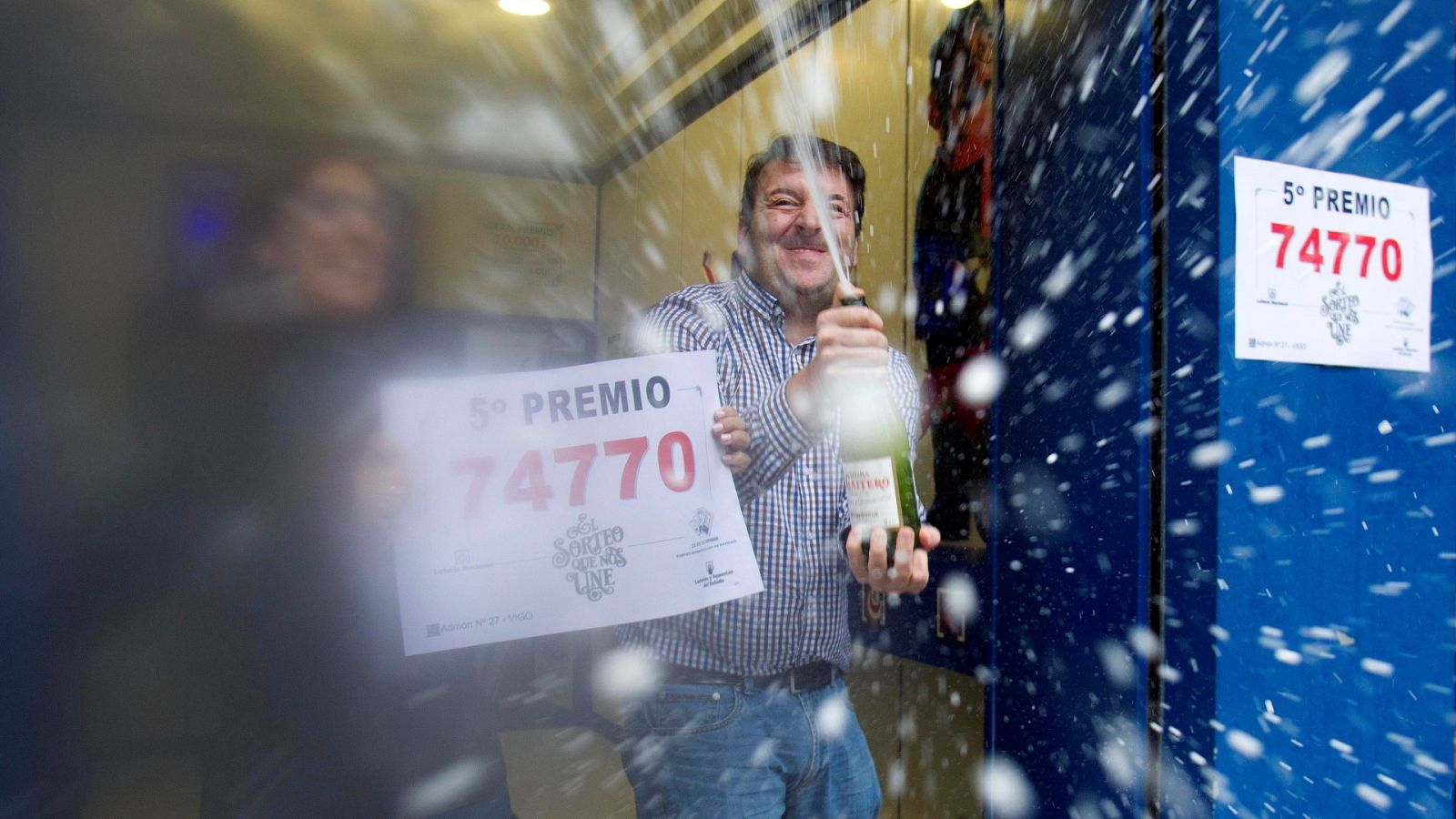 Celebración del quinto premio de la Lotería de Navidad en una administración de Galicia en 2019