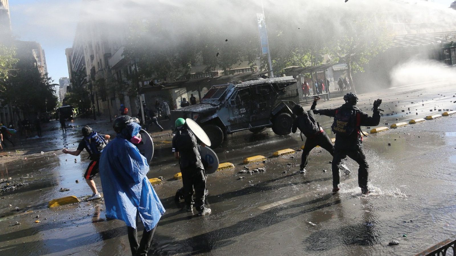 Manifestantes enfrentándose a los carabineros durante una nueva jornada de protestas antigubernamentales en Santiago (Chile) el viernes 27 de noviembre de 2020.