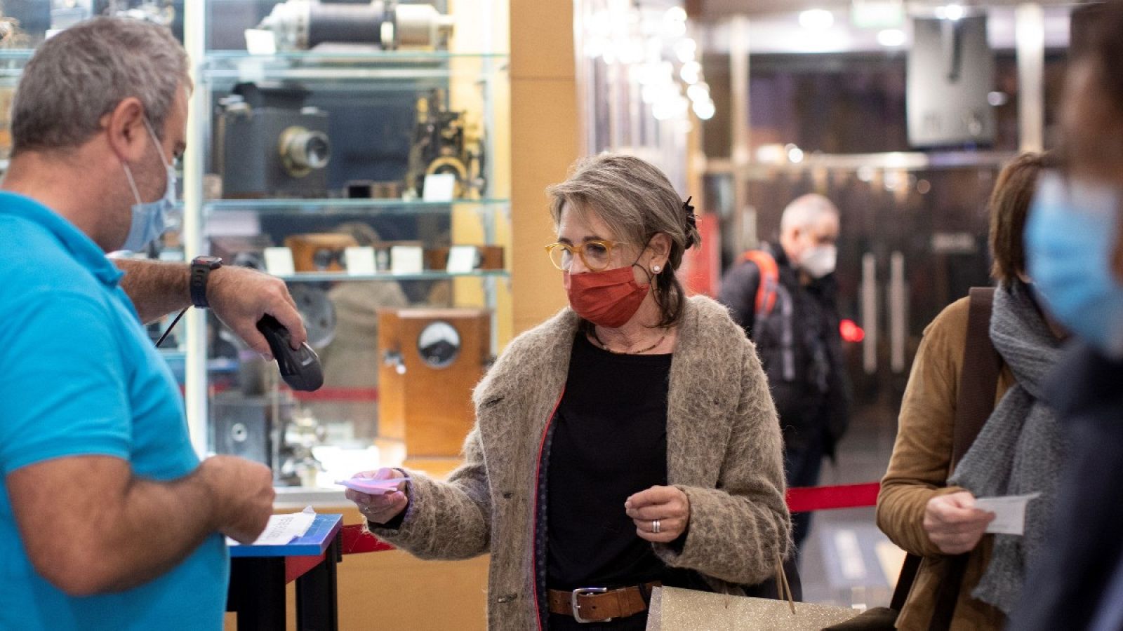 Una mujer valida su entrada en los cines Renoir de Barcelona