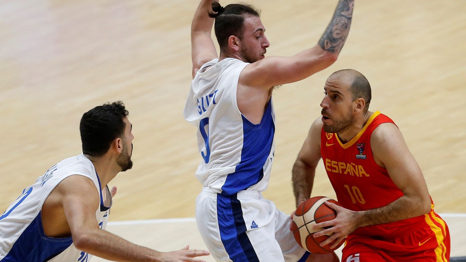 El jugador de la selección española, Quino Colom (d), conduce el balón ante la oposición de los jugadores de Israel