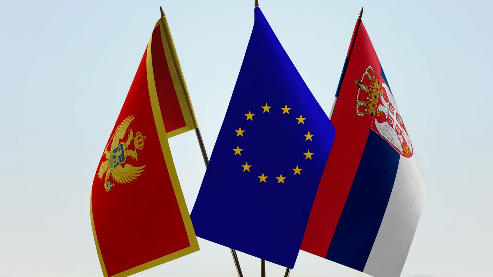 Banderas de Montenegro, la Unión Europea y Serbia