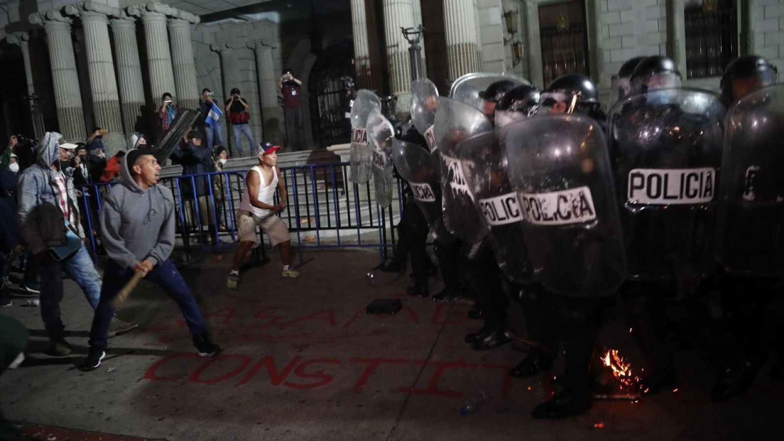 Manifestantes y policía guatemalteca se enfrentan durante una protesta el sábado 28 de noviembre de 2020 contra el Gobierno y el Congreso de la nación en Ciudad de Guatemala.