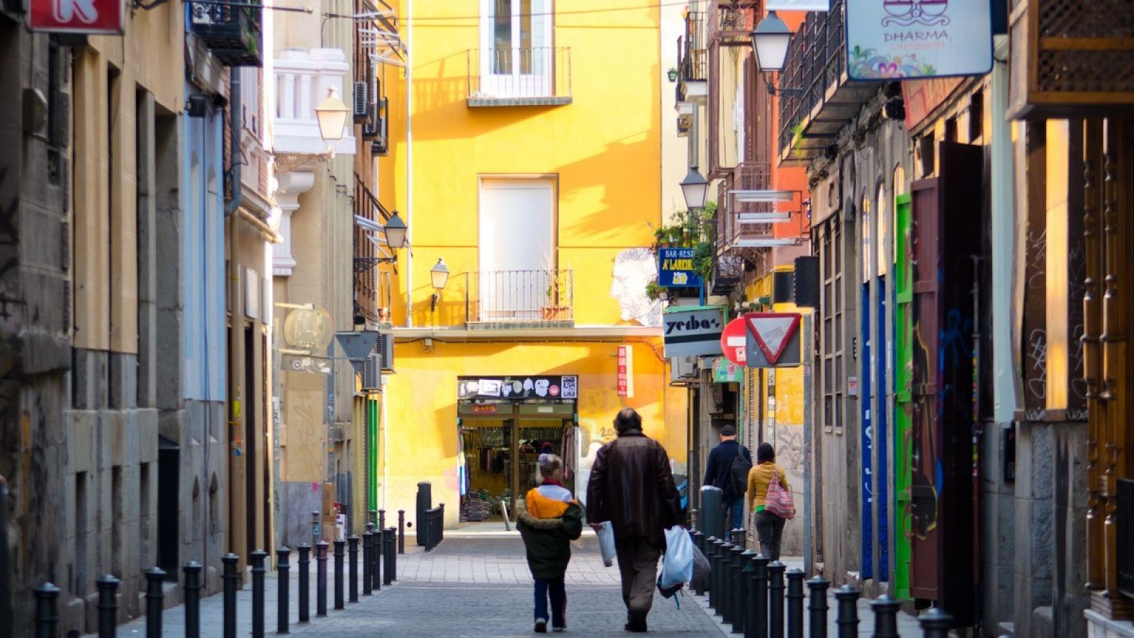 Varias personas caminan por una calle de Madrid