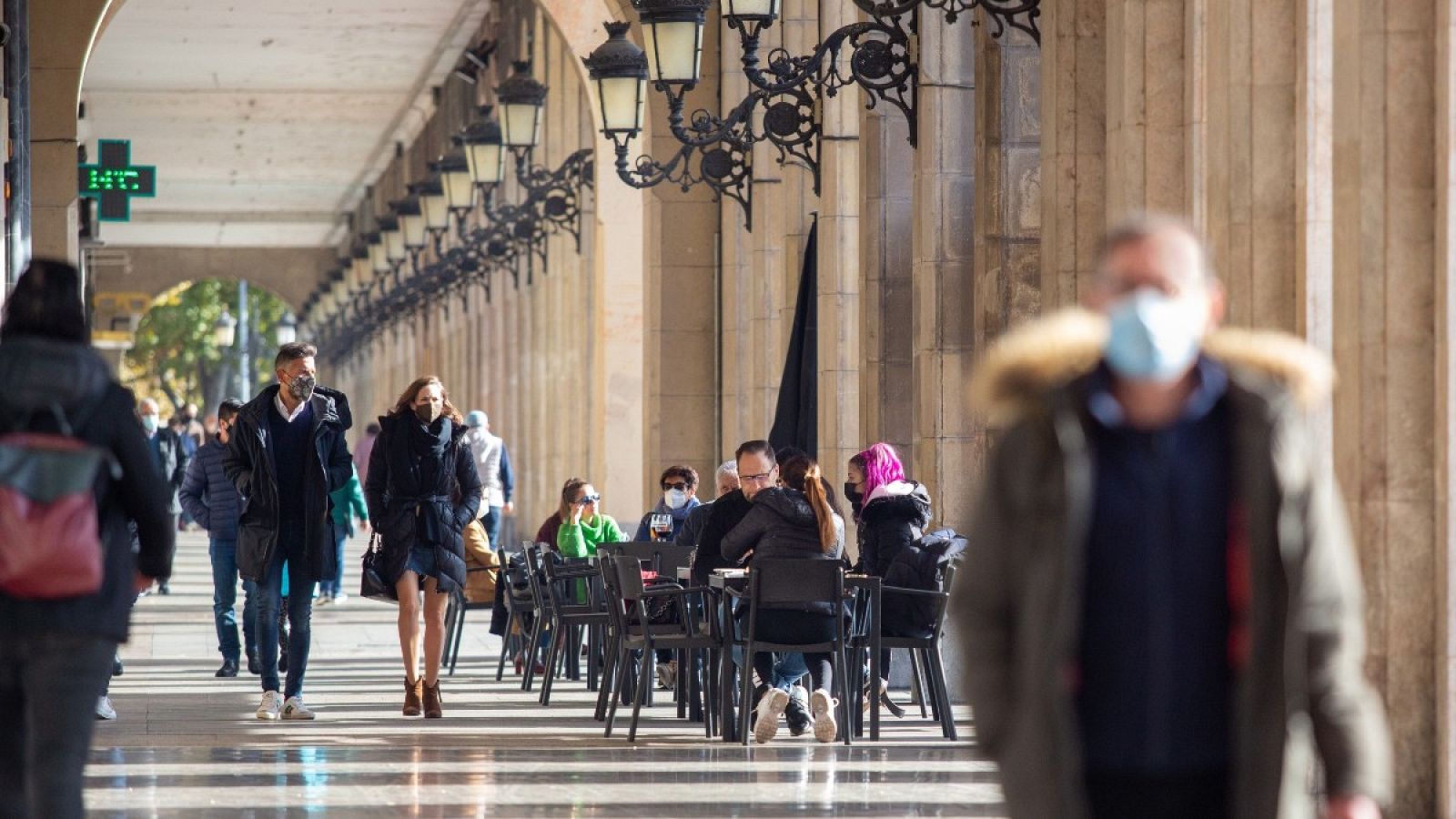 Una pareja pasea por las calles de Logroño, La Rioja