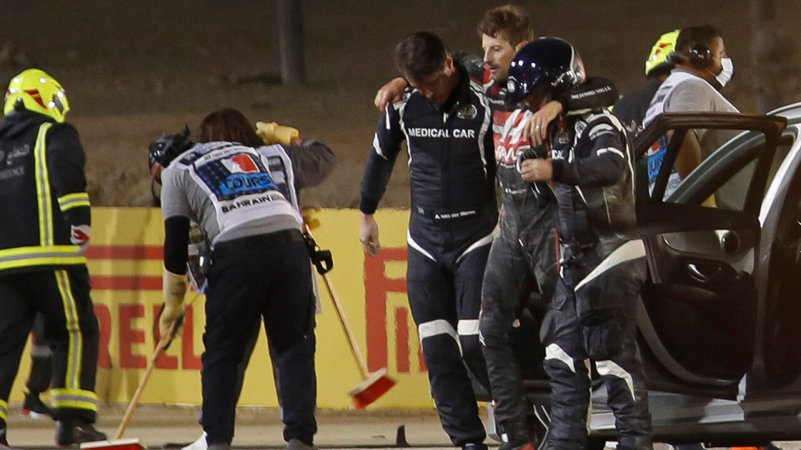El francés Romain Grosjean es ayudado a salir del lugar de su accidente en el pasado GP de Baréin.