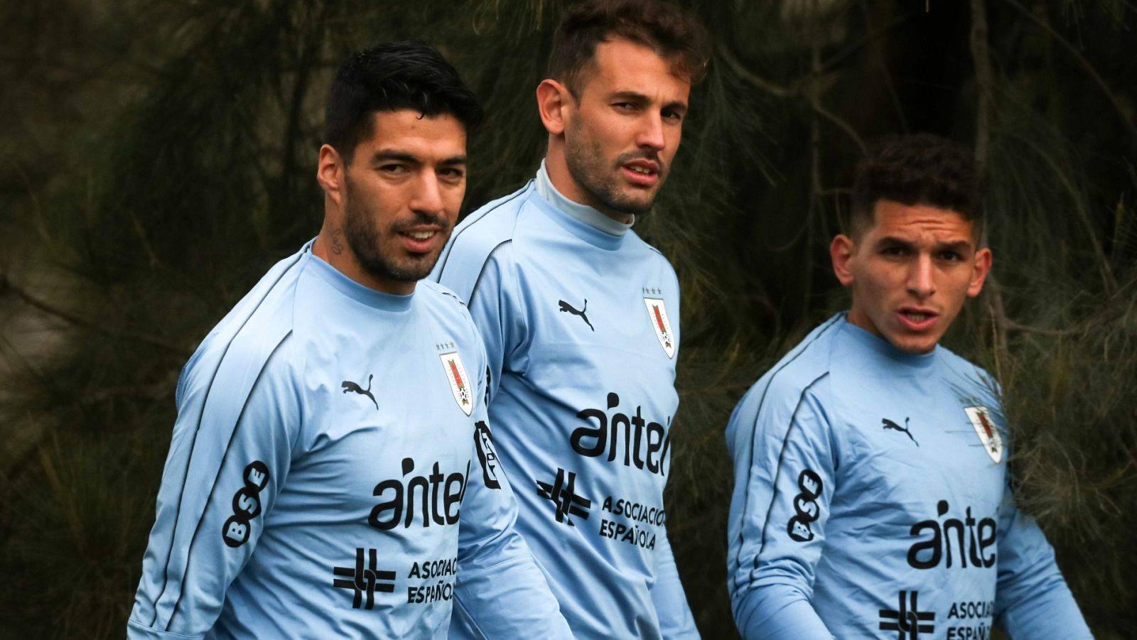 Luis Suárez (i) y Lucas Torreira (d), junto a Stuani (c), en una concentración de Uruguay.