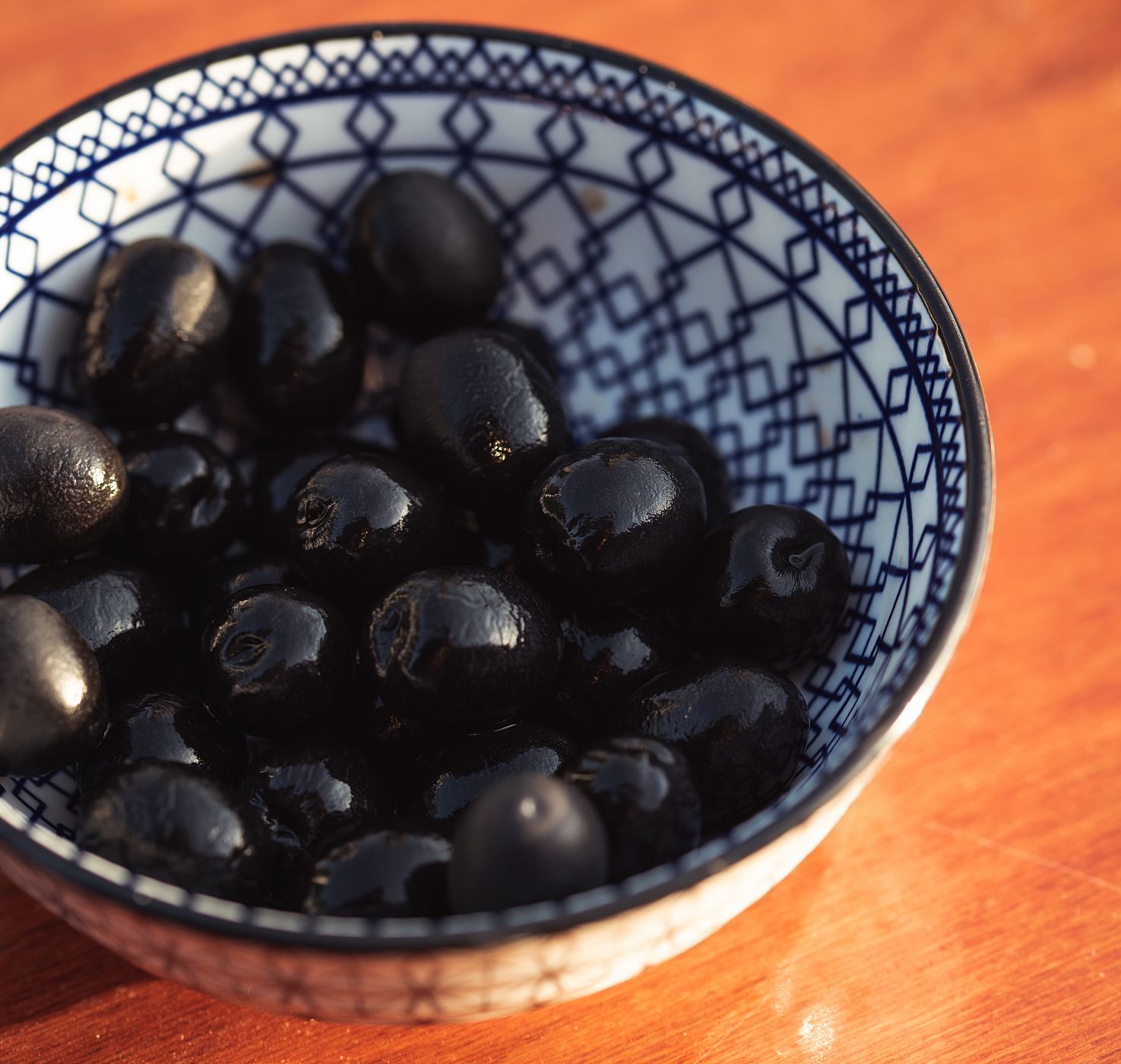 Aceitunas negras en un bol