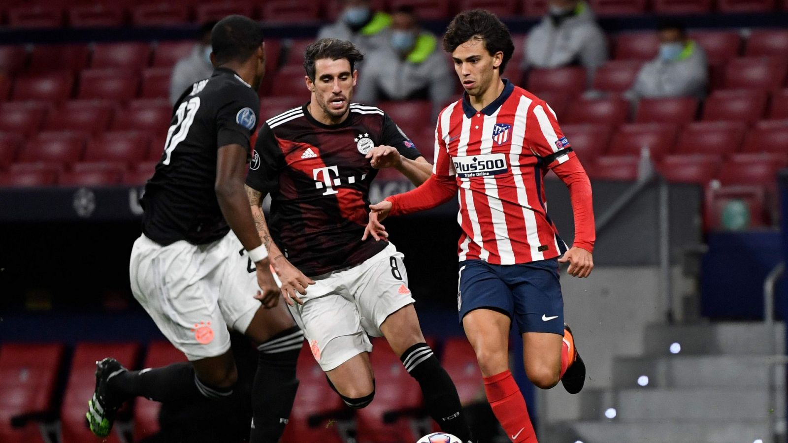 Joao Félix trata de irse de Javi Martínez durante el choque de Champions entre el Atlético y el Bayern.