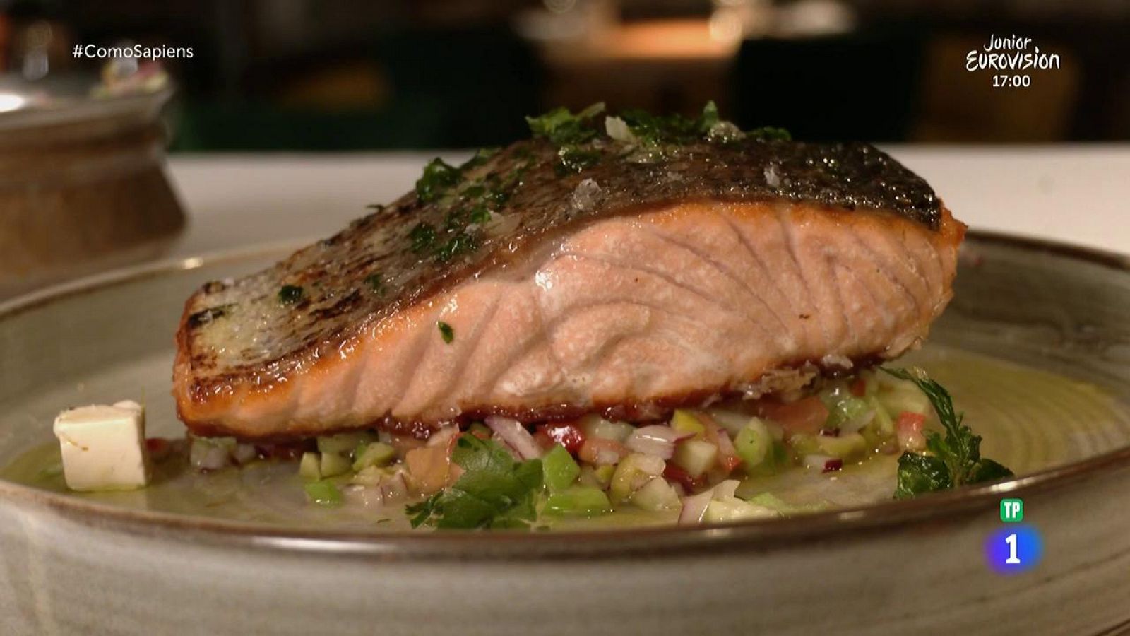 Un plato healthy y muy sabroso, salmón con ensalada griega
