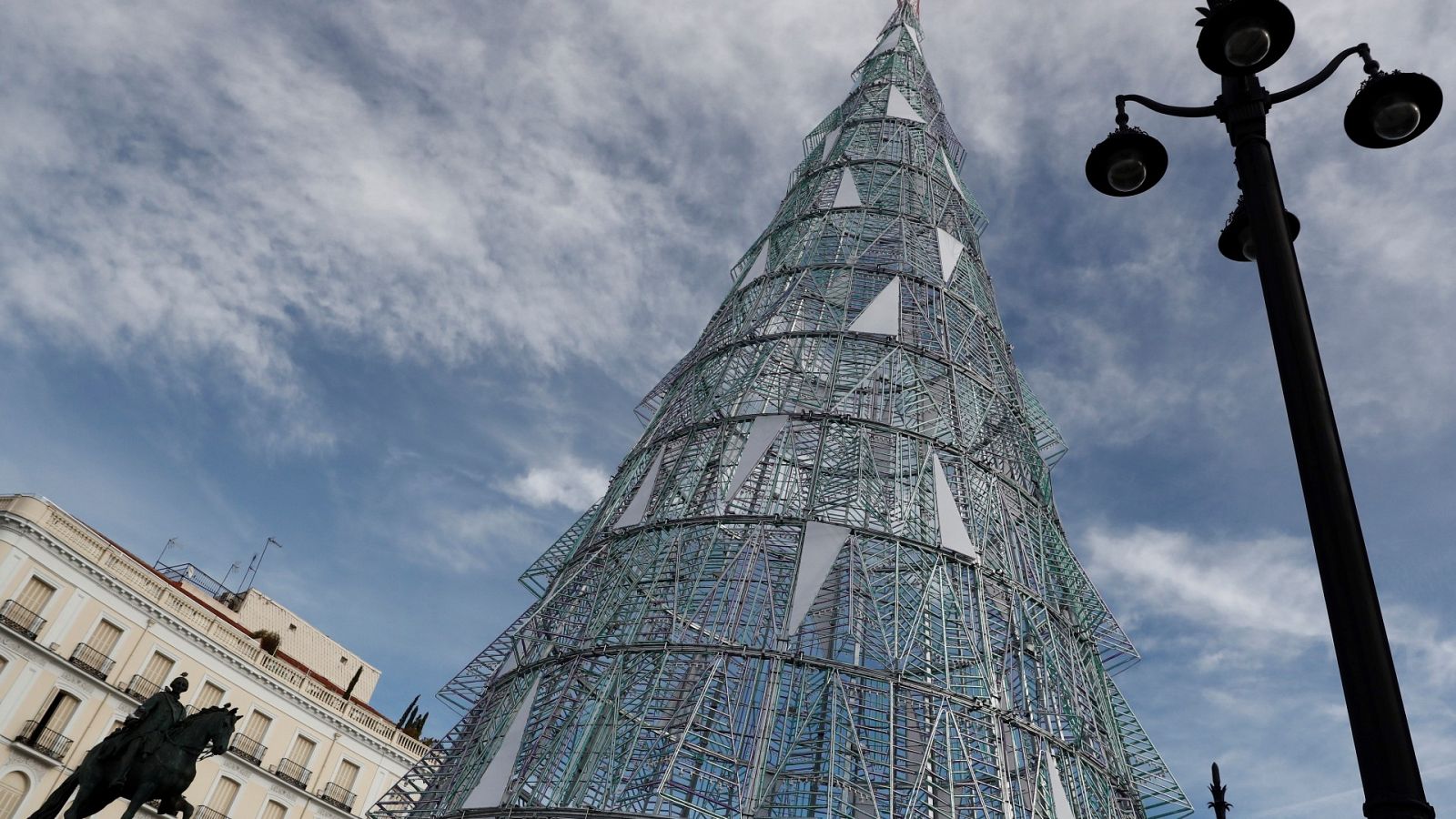 Vista del &aacute;rbol de Navidad en la Puerta del Sol de Madrid.