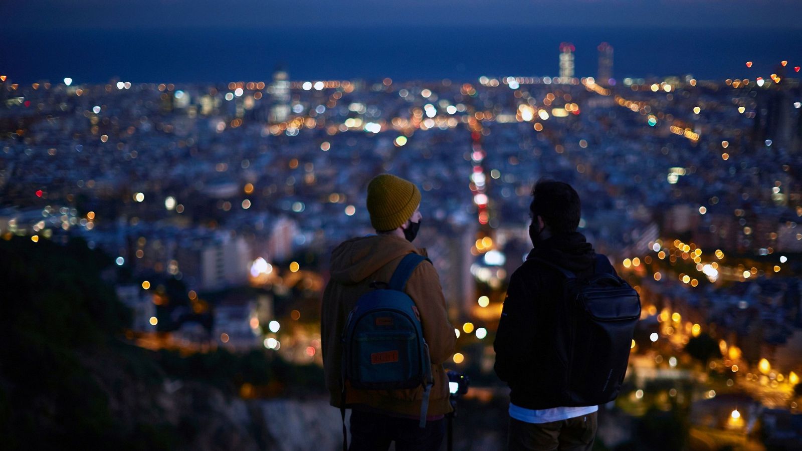 Dos personas observan el atardecer desde los miradores del barrio de El Carmel de Barcelona