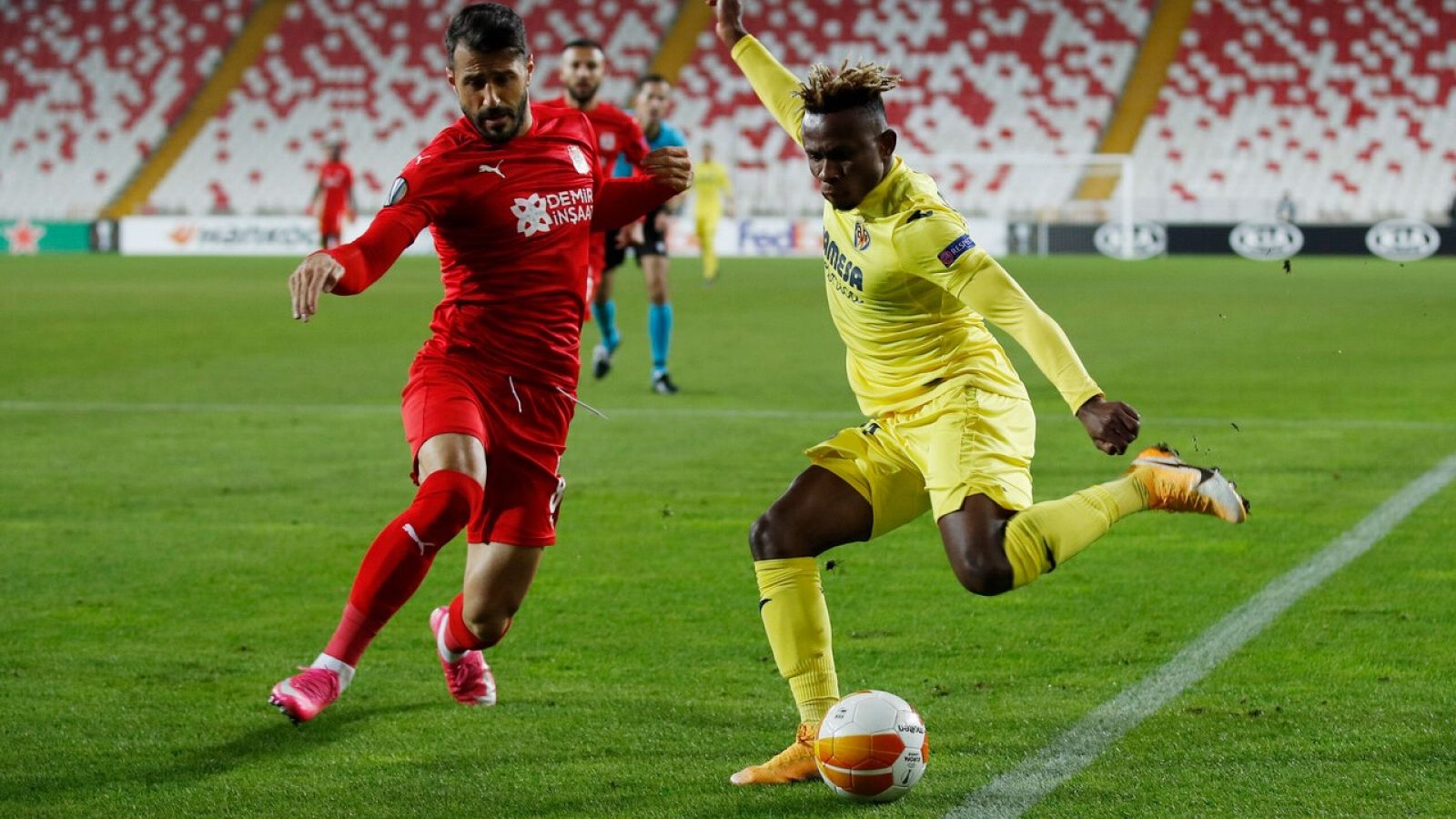 El jugador del Villarreal Samu Chukwueze (d), en acción contra el Sivasspor.