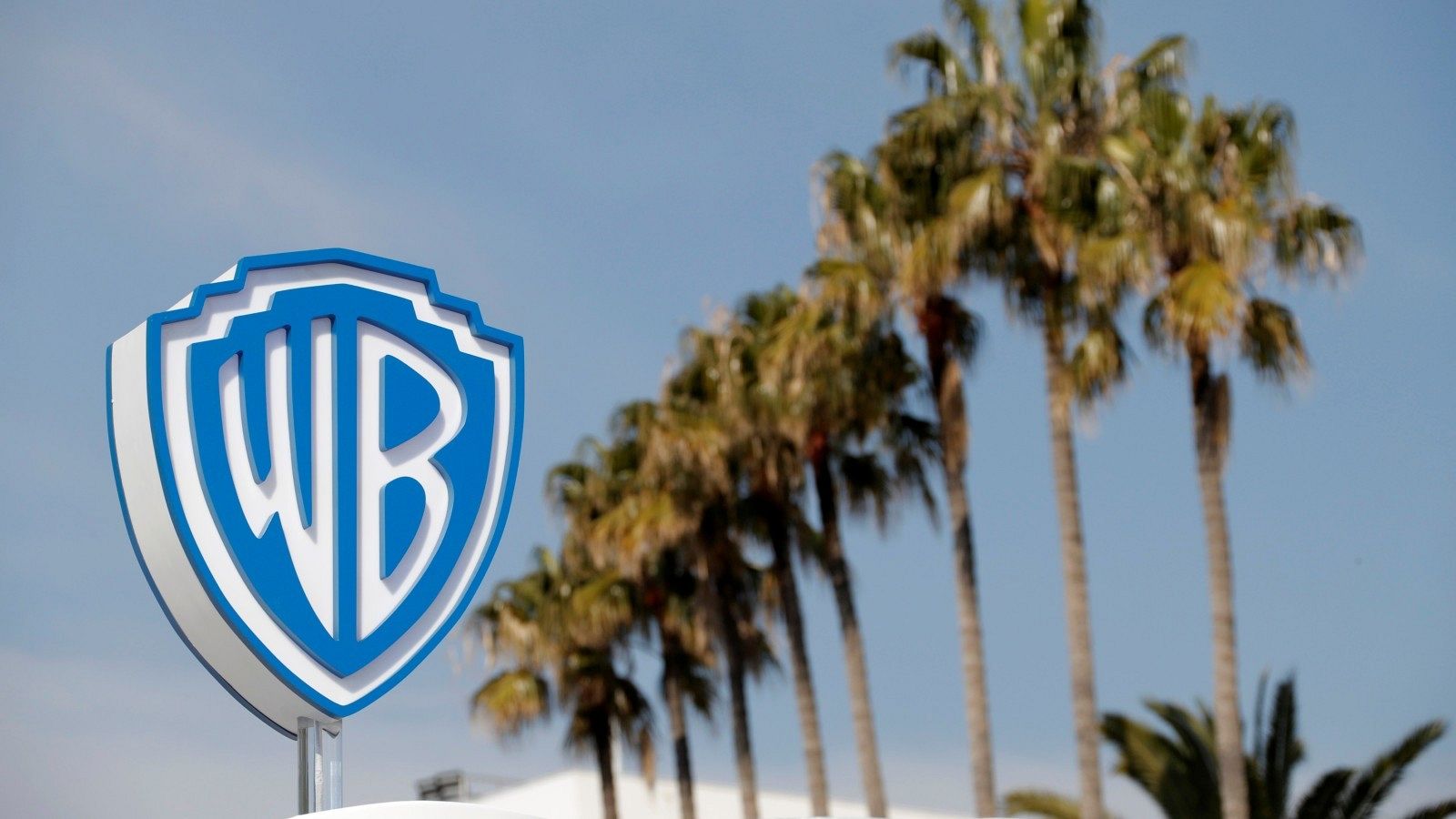 El logo de Warner Bros en una imagen de archivo de la calles de Cannes. 